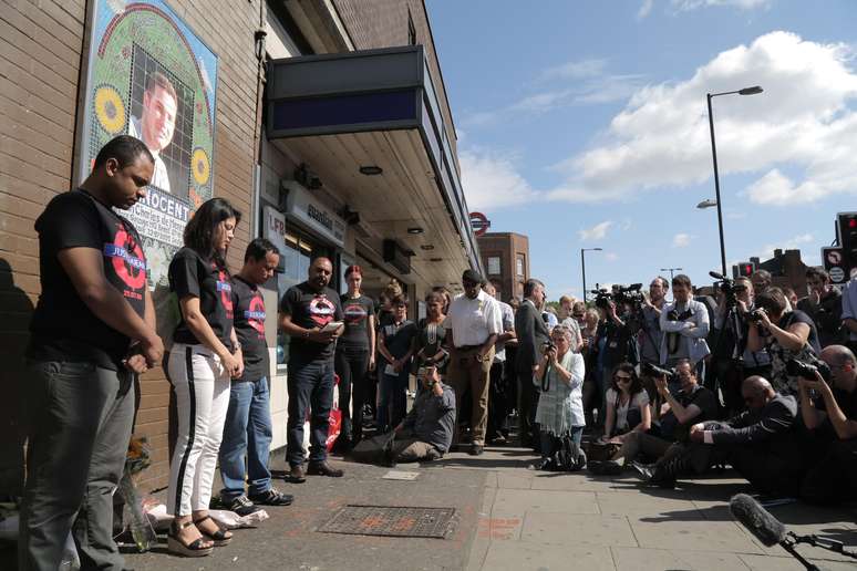 Cerimônia em homenagem aos dez anos da morte de Jean Charles realizada próxima à estação Stockwell, em Londres