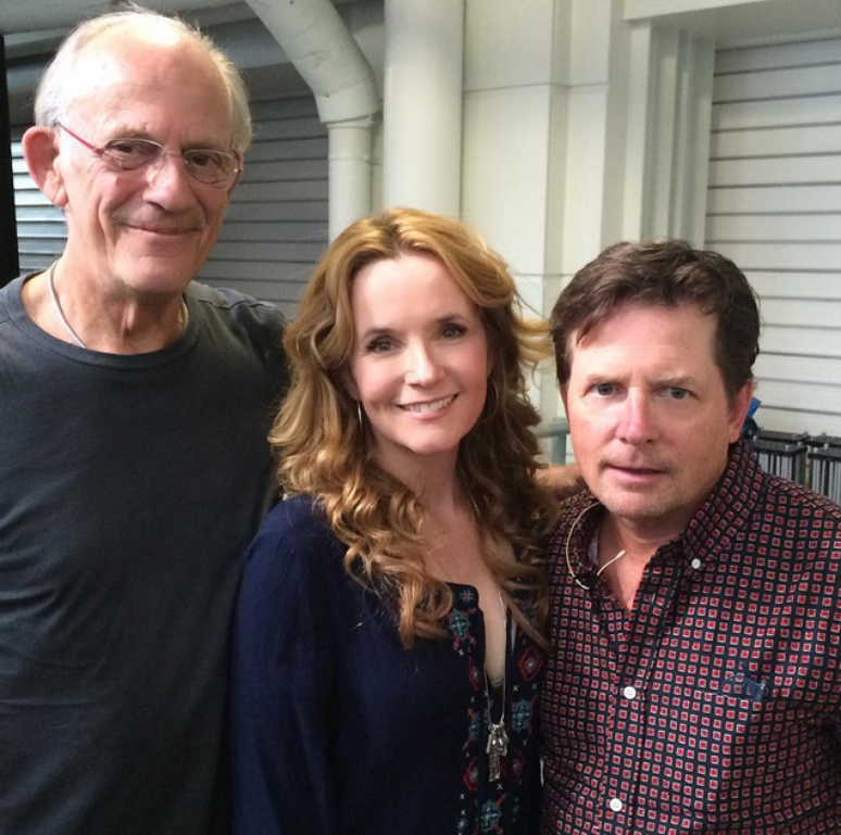 Christopher Lloyd (Dr. Emmet Brown), Lea Thompson (Lorraine, m&atilde;e de Marty) e Michael J. Fox (Marty McFly) durante a Comic-Con, em Londres, neste domingo (19)