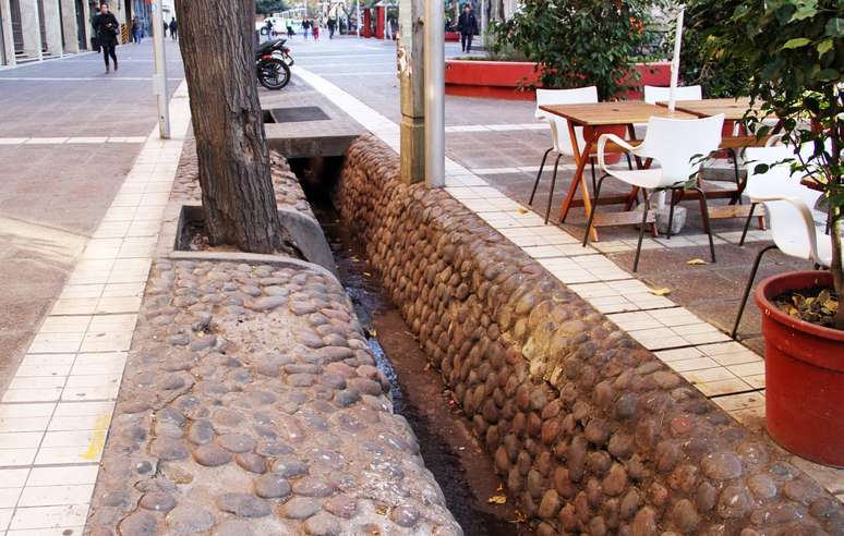 Canaletas irrigam as árvores do centro da cidade