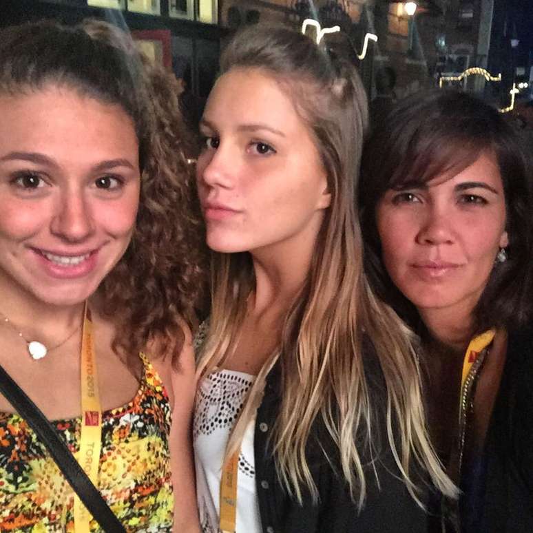 Mirella Coutinho com amigas em Toronto