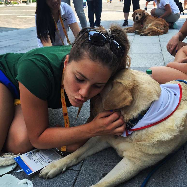 Mirella Coutinho brinca com cachorro colocado pela organização do Pan em Vila