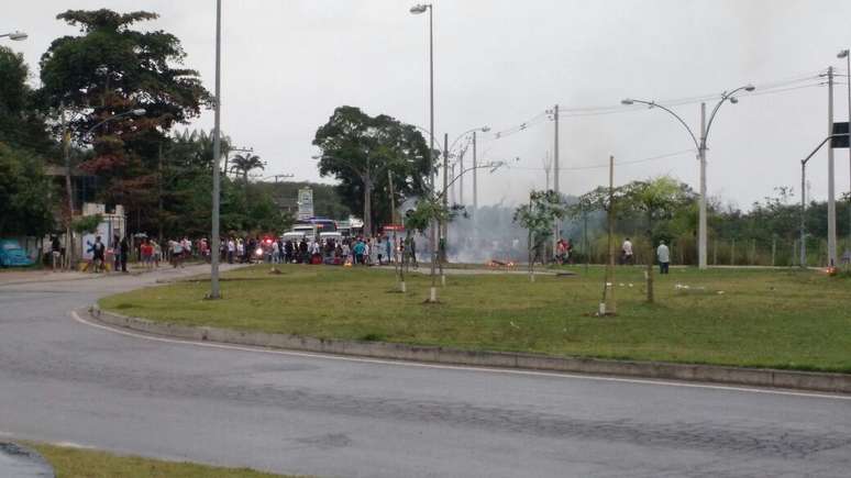 Moradores bloquearam a Estrada do Mato Alto na tarde desta quarta-feira