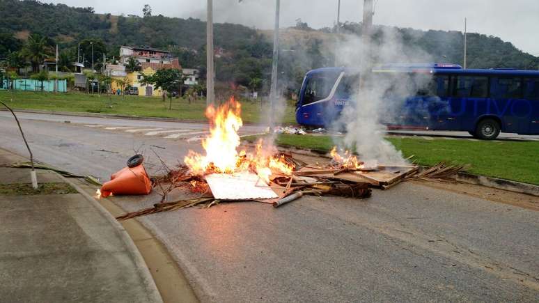 Manifestantes atearam fogo em pedaços de madeira e restos de podas de árvores
