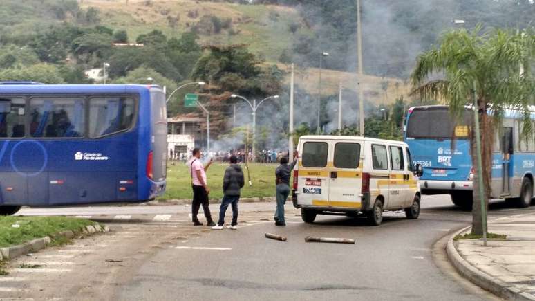 Motoristas foram impedidos de circular em trecho da Estrada do Mato Alto, em Guaratiba