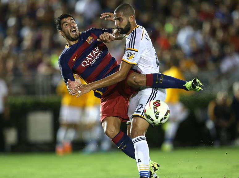 Suárez sofre forte marcação em jogo do Barcelona  