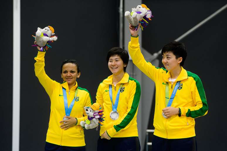 Lin Gui, Caroline Kumahara e Ligia Silva foram medalha de prata na disputa por equipes