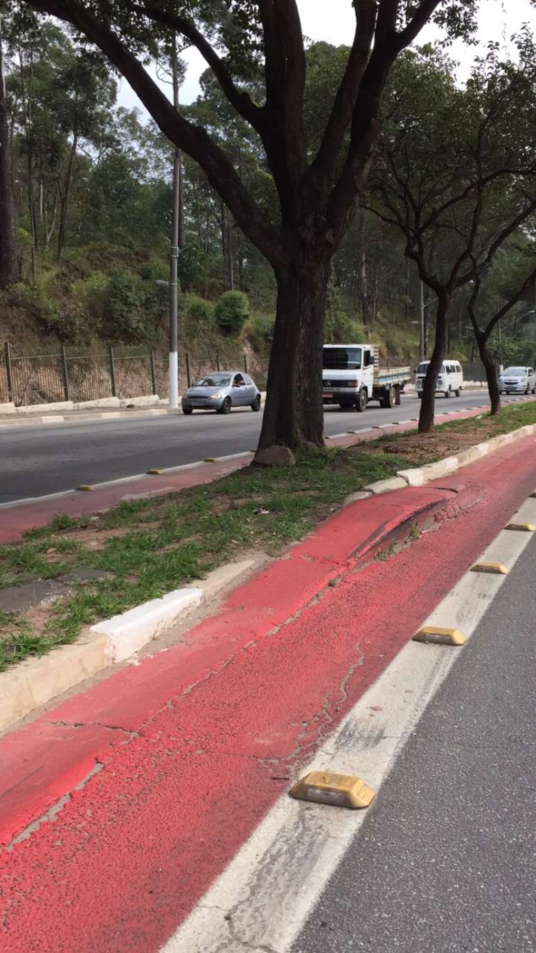 A faixa foi pintada sobre asfalto com desnível