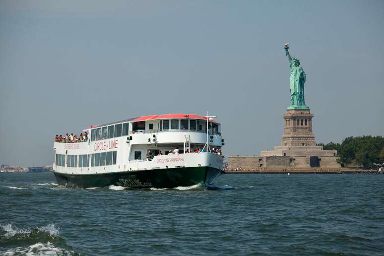 Em barcos pequenos, passeios mostram atrações de Nova York