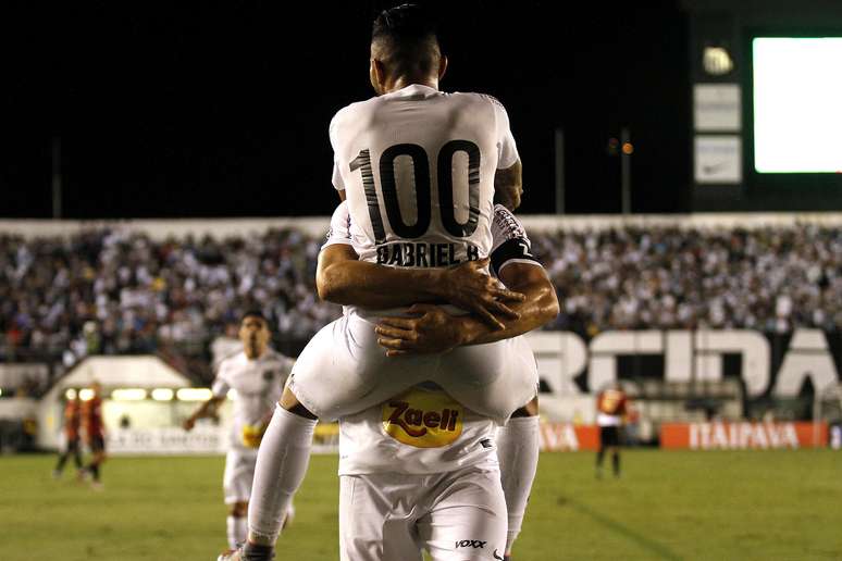 Gabriel marcou duas vezes e garantiu a classificação do Santos