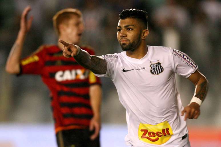 Gabriel aponta para Ricardo Oliveira após fazer segundo gol