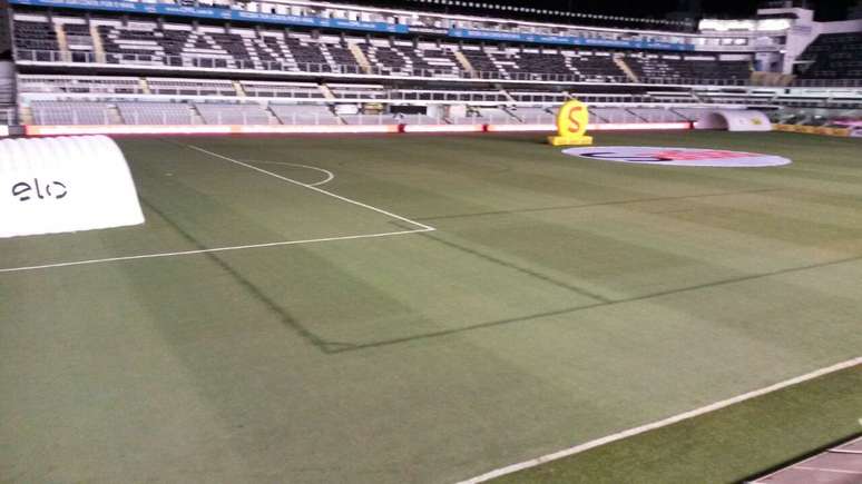 Gramado da Vila sofreu marcações devido ao aluguel do estádio no fim de semana