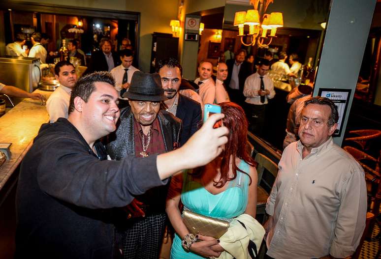 Joe Jackson faz selfie com fãs que o abordaram em restaurante da zona sul de São Paulo, nesta quarta-feira (22)
