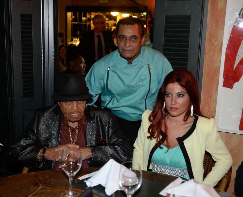 Joe Jackson janta com familiares e posa para foto com chef do restaurante da zona sul de São Paulo nesta quarta-feira (22)