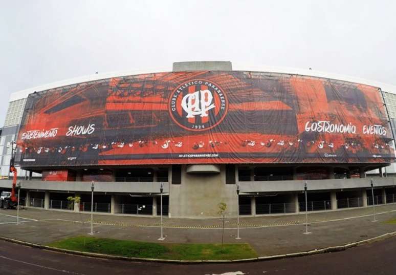 Um ano após a Copa do Mundo, Atlético-PR trocou o painel na frente da Arena da Baixada