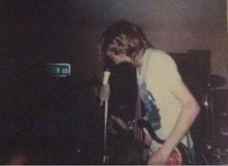 Kurt Cobain durante primeira apresentação do Nirvana, em 1987, em Washington, Estados Unidos