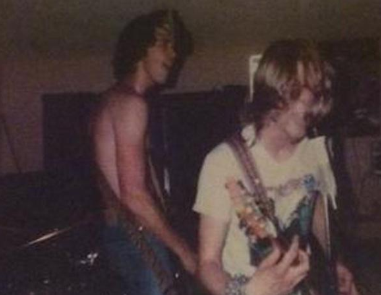 Kurt Cobain durante primeira apresentação do Nirvana, em 1987, em Washington, Estados Unidos