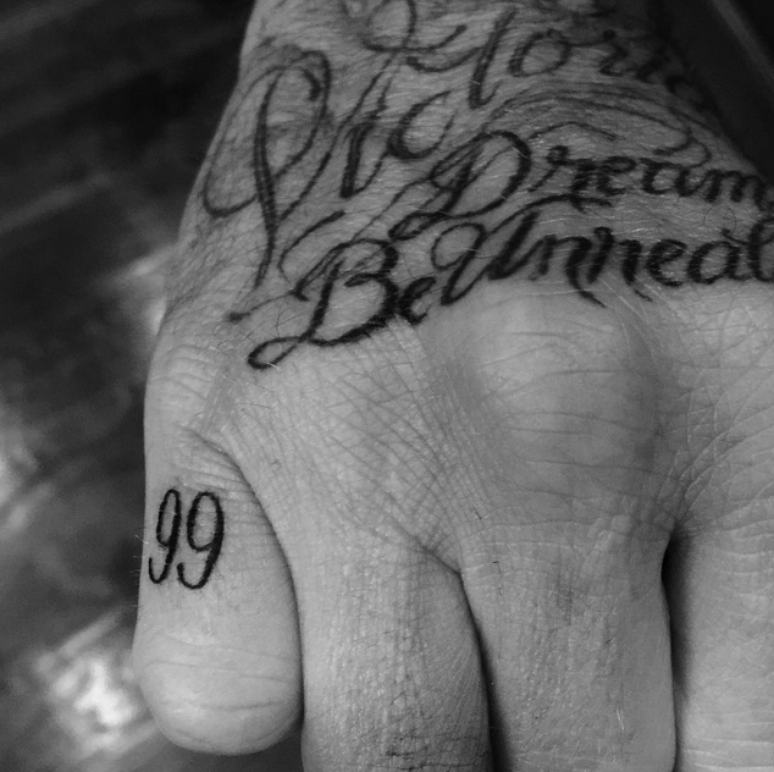 David Beckham faz tatuagem para homenagear casamento com Victoria, em 1999, e posta foto no Instagram