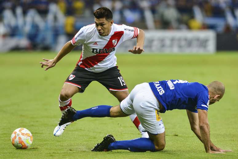 Teo Gutiérrez em ação pelo River Plate contra o Cruzeiro