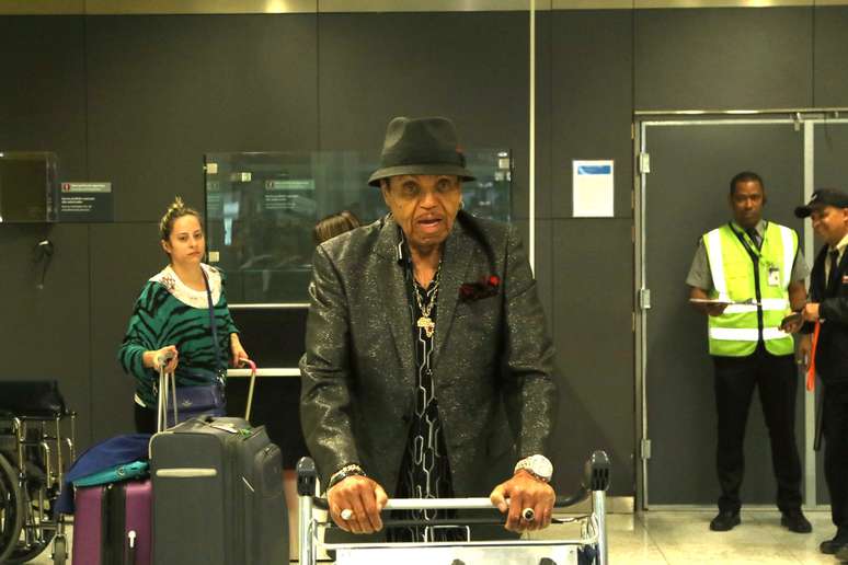 Joe Jackson chega ao Aeroporto de Cumbica, em Guarulhos, na manhã desta quarta-feira (22)