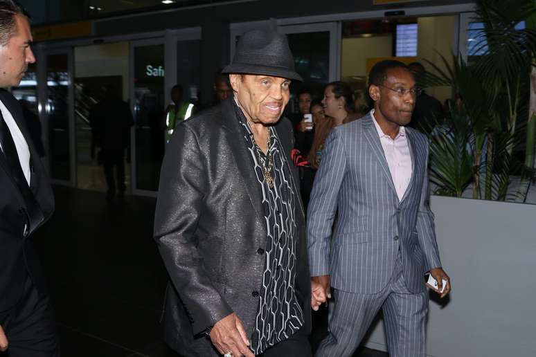 Joe Jackson chega ao Aeroporto de Cumbica, em Guarulhos, na manhã desta quarta-feira (22)