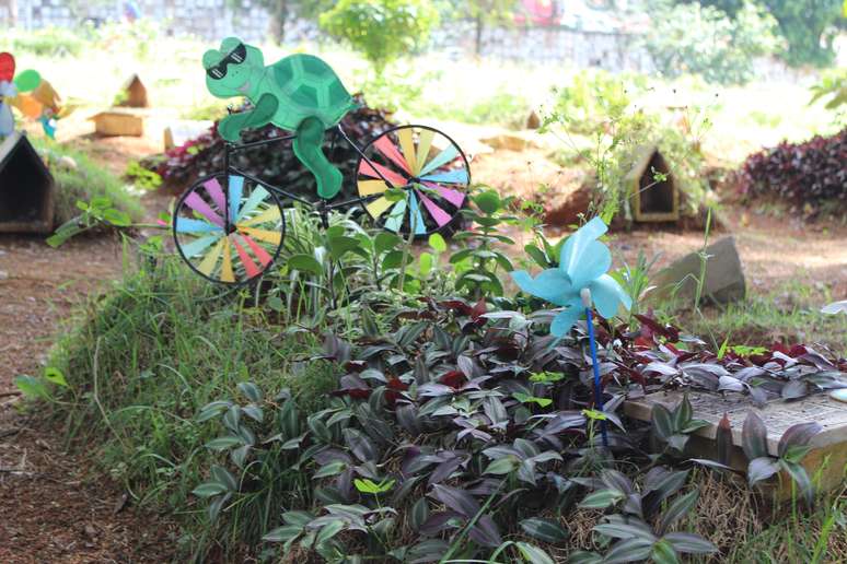 Em alguns túmulos, bonecos são usados para enfeitar e colorir o ambiente