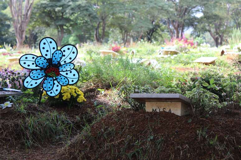 Catavento colorido virou moda no cemit&eacute;rio