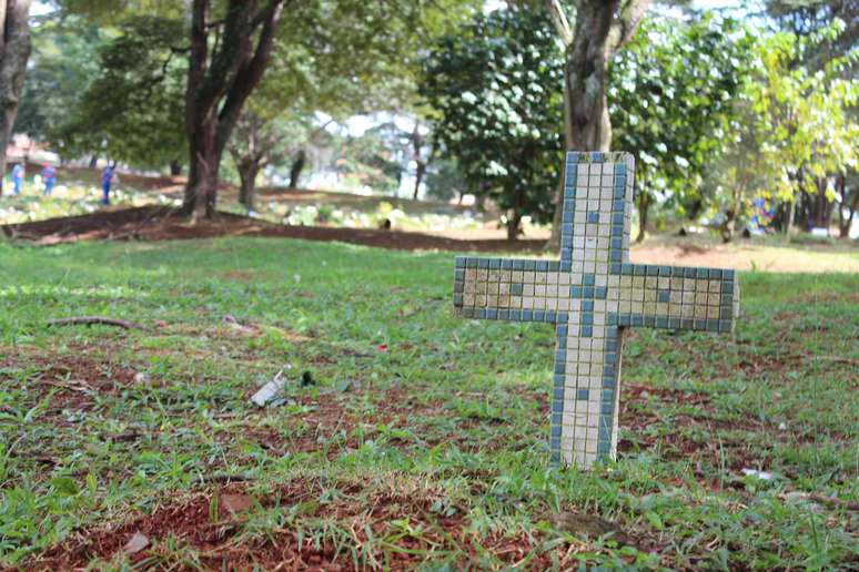 Em outra área do cemitério, uma cruz antiga em um terreno interditado pela Cetesb