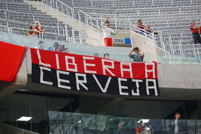 Torcida do Atlético-PR leva faixa "Libera a Cerveja" desde o clássico Atletiba pela Série A