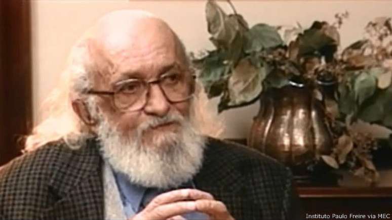 No Brasil, Freire é criticado por viés de esquerda em suas obras mais conhecidas