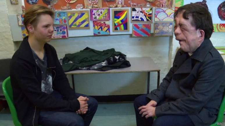 Segundo Adam, o ato de apontar e encarar pode rapidamente progredir para um xingamento, sobretudo em noites em que o &aacute;lcool entra na equa&ccedil;&atilde;o