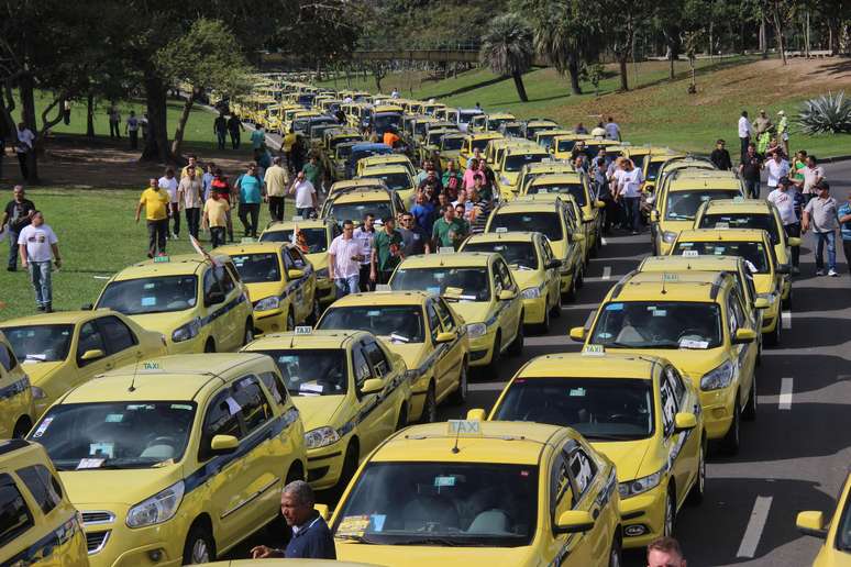 Taxistas realizam protesto contra o aplicativo Uber no Aterro do Flamengo, no Rio de Janeiro (RJ), na manhã desta sexta-feira (24/07)