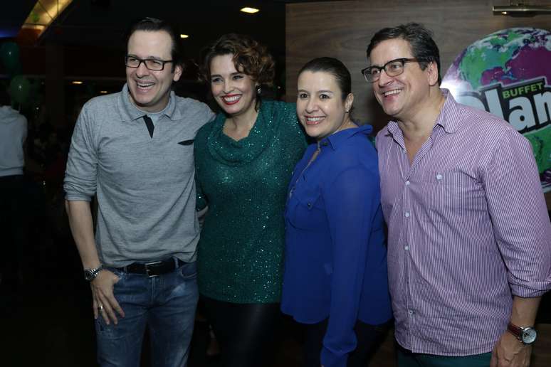 O apresentador Celso Zucatelli (à esq.) e a mulher, Ana Claudia Duarte (de azul), com os anfitriões Suzy Rêgo e Fernando Vieira durante festa em São Paulo