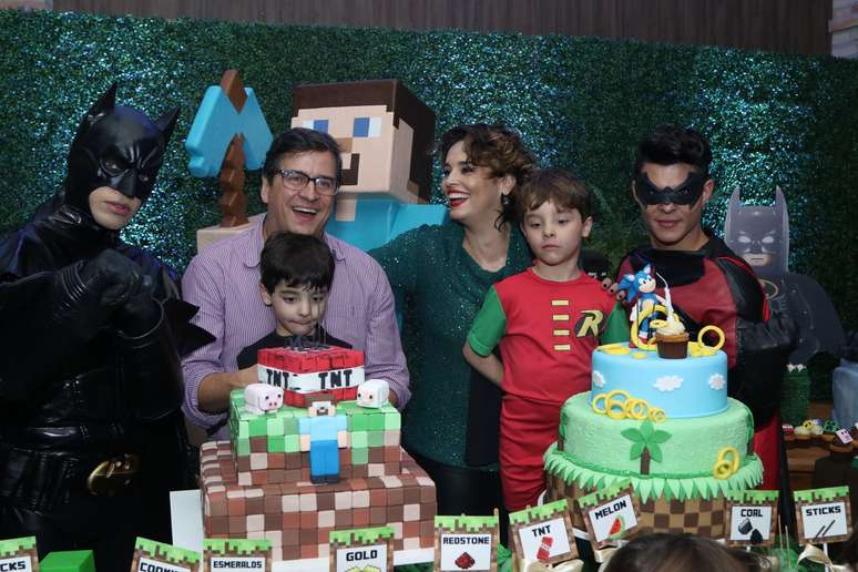 Suzy Rêgo, o marido, Fernando Vieira, celebram aniversário dos gêmeos de 6 anos com tema de games em São Paulo, nesta quinta-feira (24)
