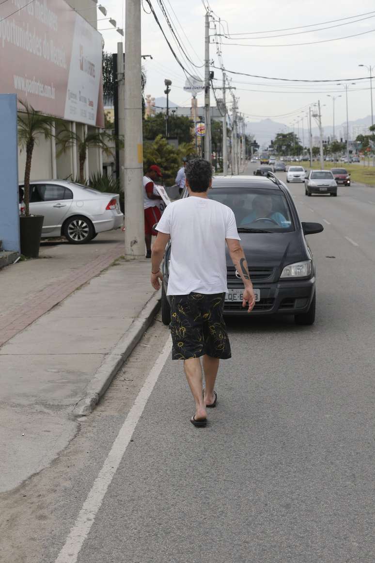 Poucas horas antes de seu casamento, Alexandre Nero foi visto de bermuda e chinelo no Rio de Janeiro 