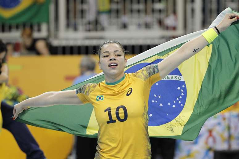 Jessica comemora com bandeira brasileira