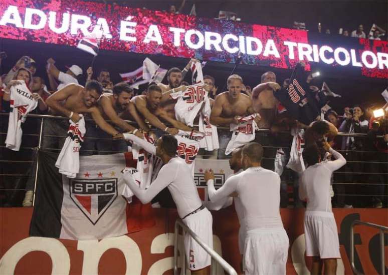 Em Morumbi lotado, São Paulo supera o Cruzeiro