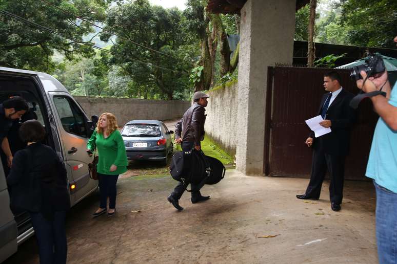 Movimentação em frente ao sítio onde foi realizado o casamento de Alexandre Nero