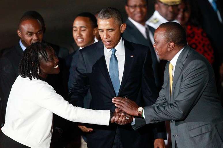 Obama foi recebido pelo presidente do Quênia, Uhuru Kenyatta.