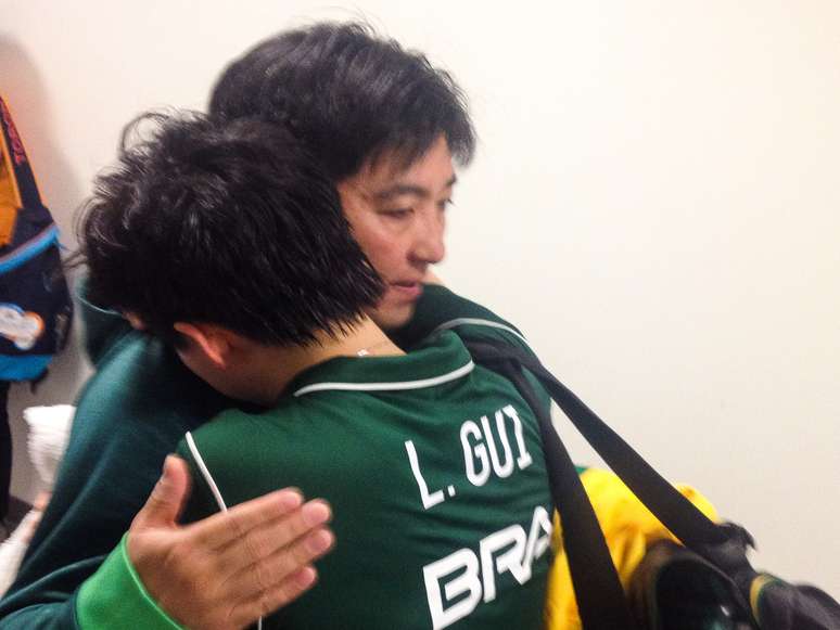 Hugo Hoyama consola Lin Gui após derrota