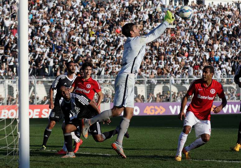 Alisson fez ótimas defesas no primeiro tempo para segurar o ataque da Ponte