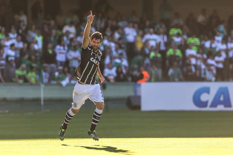 Felipe abriu o placar para o Corinthians de cabeça no primeiro tempo