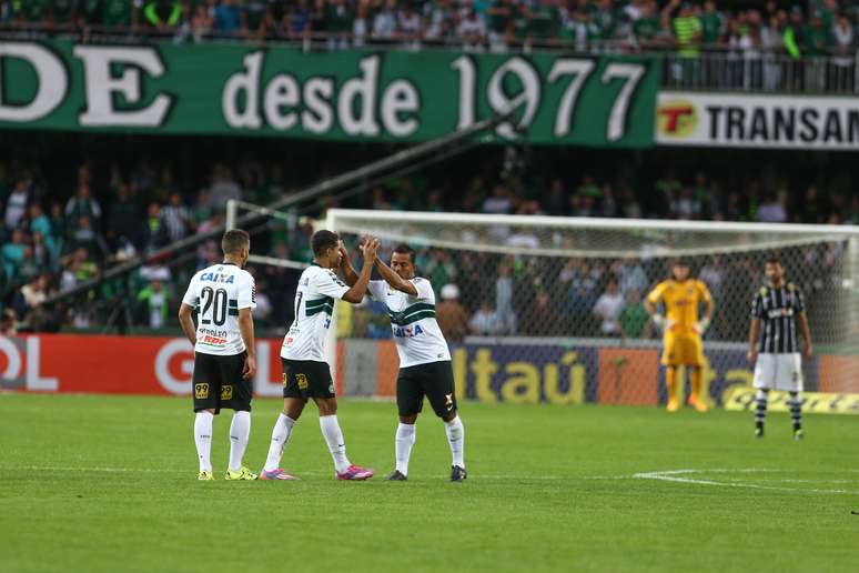 Coritiba arrancou empate do Corinthians aos 47min do segundo tempo
