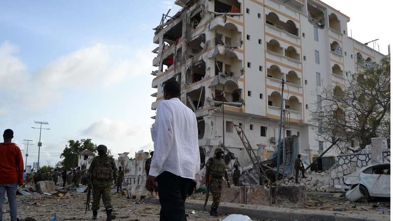 Fachada do Hotel Jazeera, em Mogadíscio, capital da Somália, após explosão de um caminhão-bomba