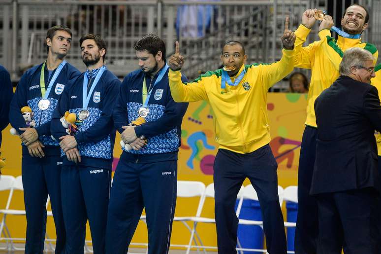 Após jogo apertado, Brasil bateu Argentina na prorrogação e ficou com a medalha de ouro do handebol masculino dos Jogos Pan-Americanos de Toronto