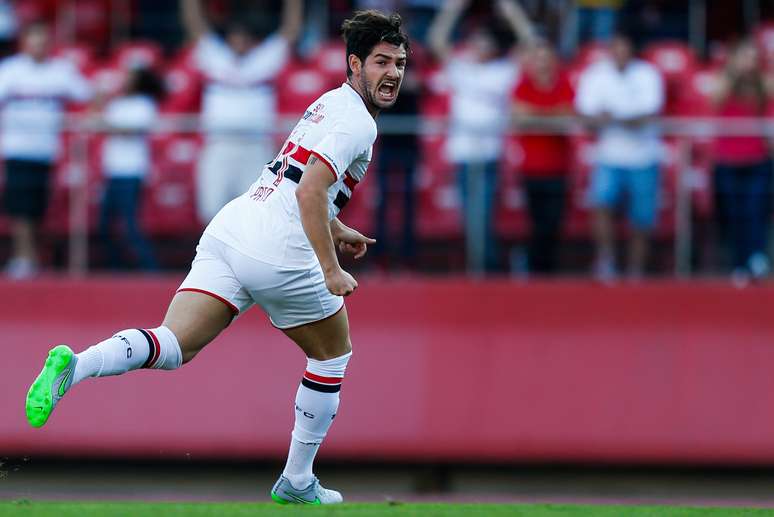 Contratado pelo Corinthians no início de 2013 por cerca de R$ 40 milhões, Alexandre Pato não vingou com a camisa alvinegra. Em fevereiro de 2014, o Timão trocou o atacante pelo meia Jadson, que não vivia grande fase no São Paulo. 