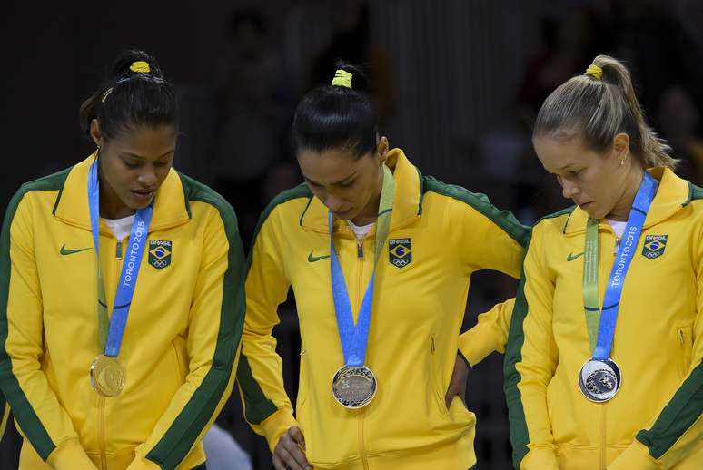 Jogadoras da Seleção recebem a prata; equipe não foi pra competição com força total