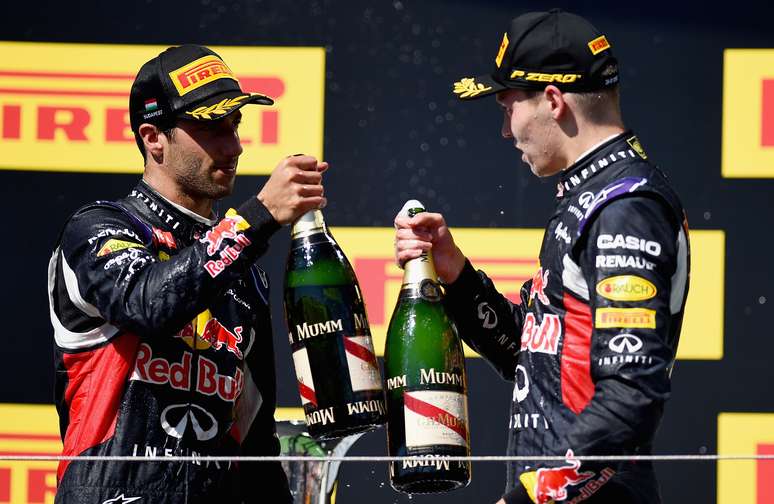 Pilotos da Red Bull, Ricciardo e Kvyat completaram o pódio na Hungria