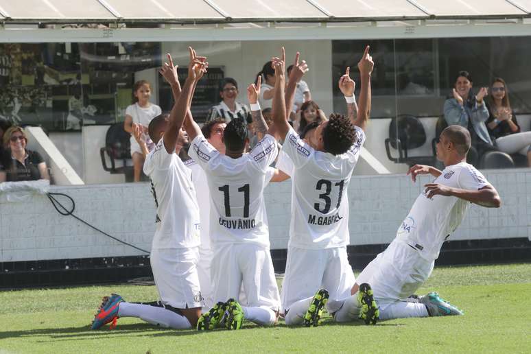 Jogadores do Santos festejam gol de Gabigol na Vila