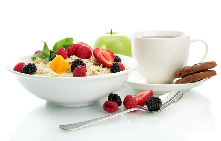 Frutas amassadas com aveia e mel e queijos mais moles também são boas opções para a manhã