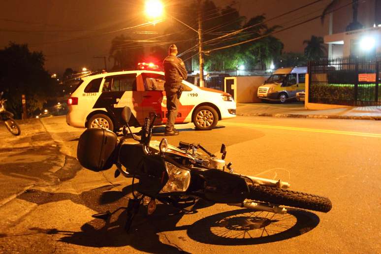 Policial militar de folga foi morto a tiros na noite passada. Ele trafegava com sua moto quando foi abordado por indivíduos armados que ocupavam um veículo